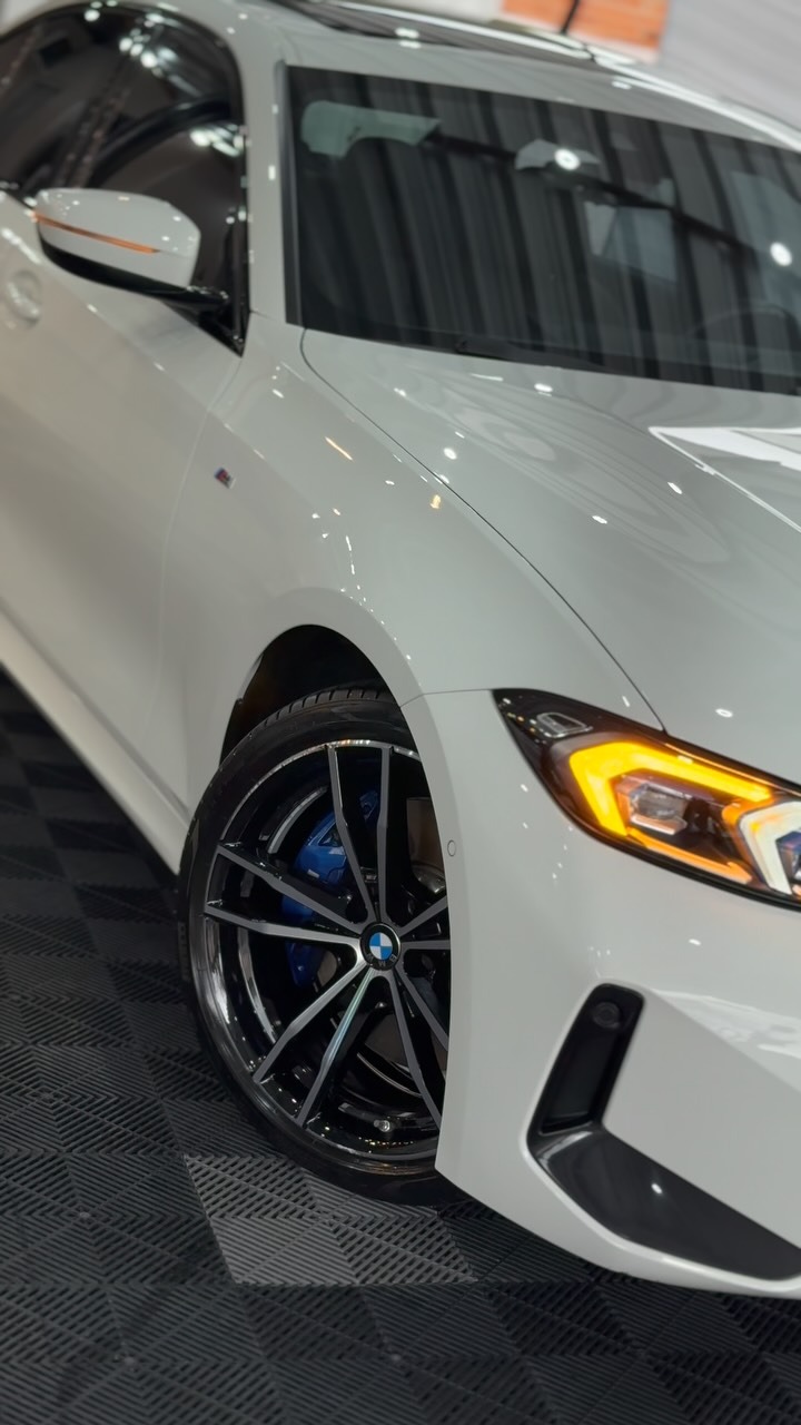 Roda e pintura de BMW branca cuidadosamente detalhadas