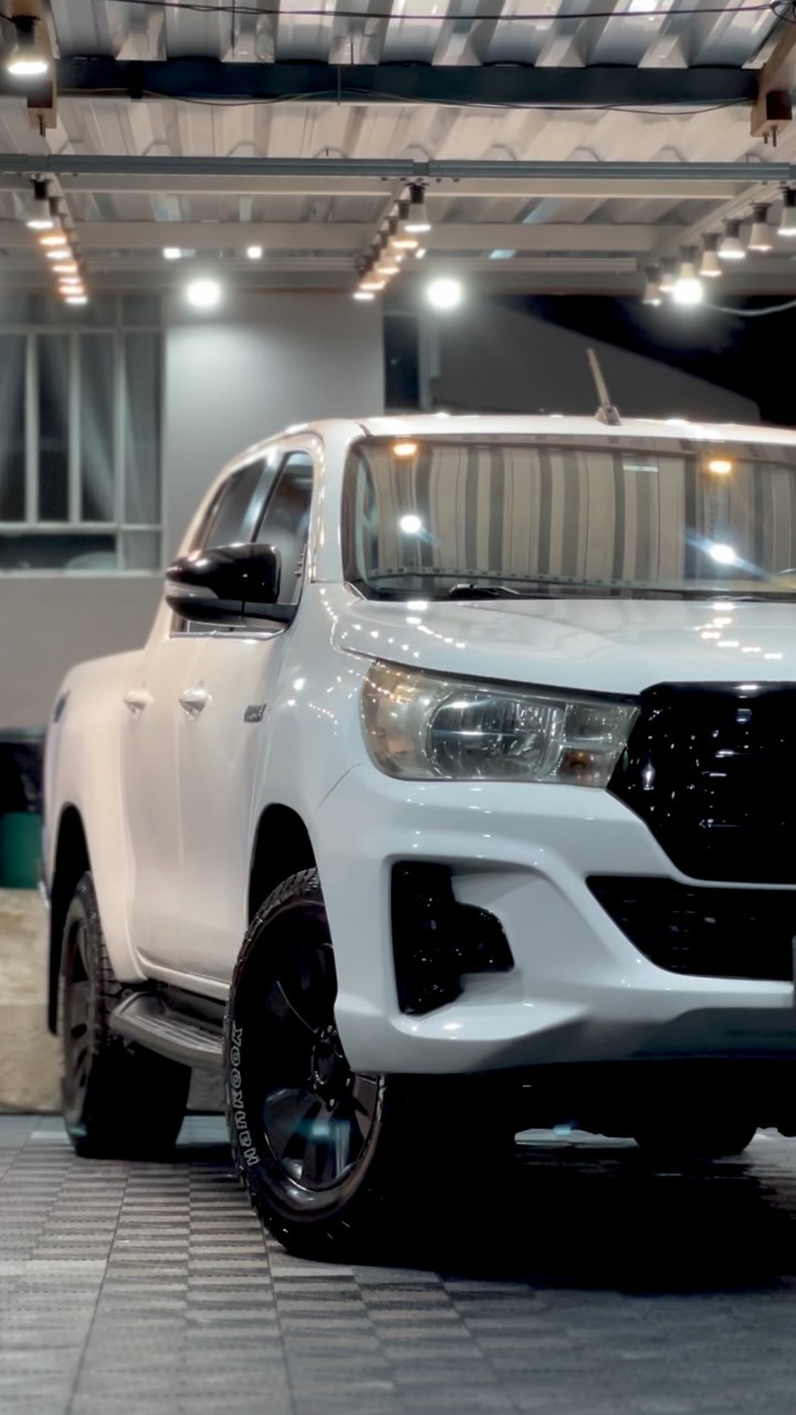 Hilux branca finalizada com brilho intenso na Stolf Estética Automotiva em Indaial