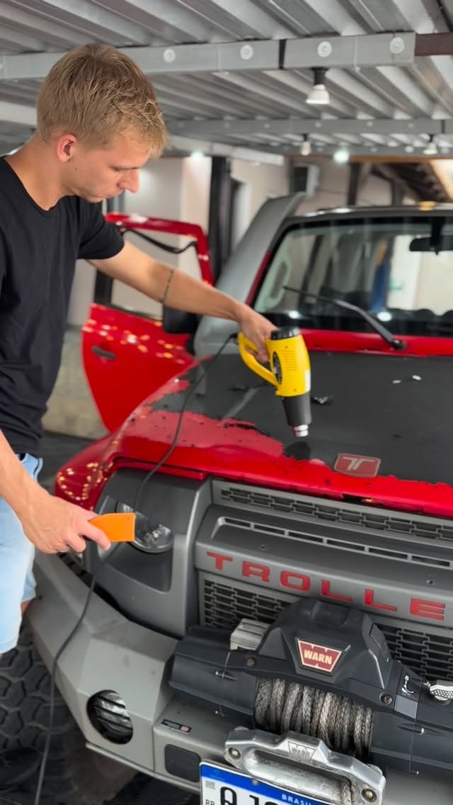Aplicação de proteção de pintura com soprador térmico na Stolf